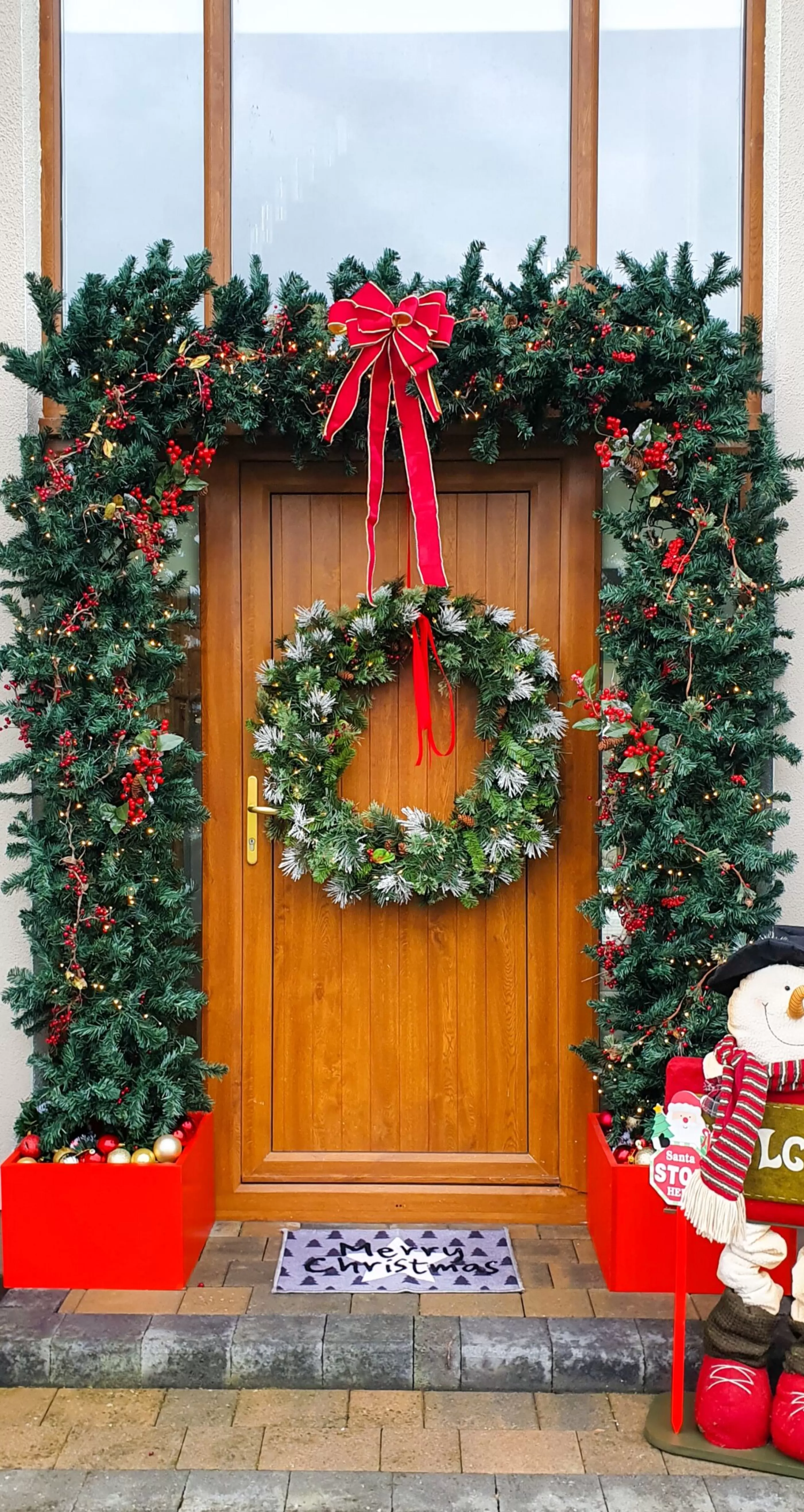 36″ (91Cm) Wintry Pine Pre-Lit Christmas Wreath With Cones, Red Berries & Snowflakes*Christmas Land Best Sale